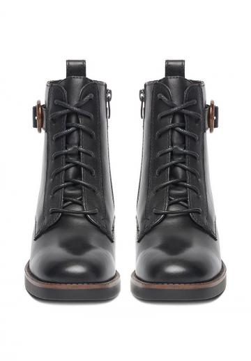 Ботинки на шнуровке