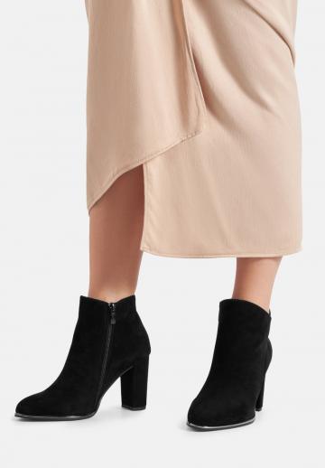 Высокие сапоги