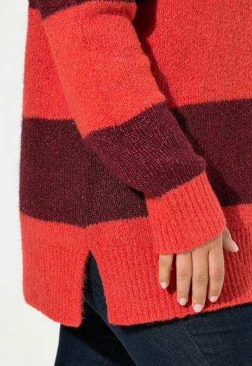 Пуловер в полоску