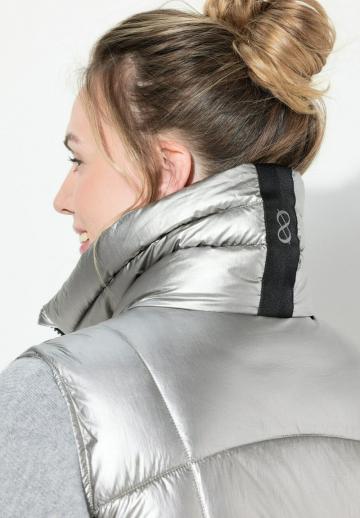 Длинный жилет