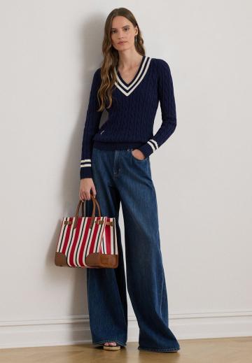 Пуловер с вырезом V