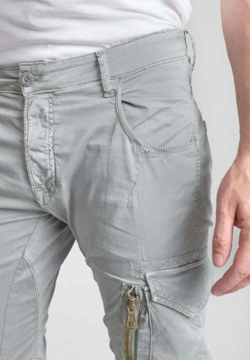 Брюки с накладными карманами