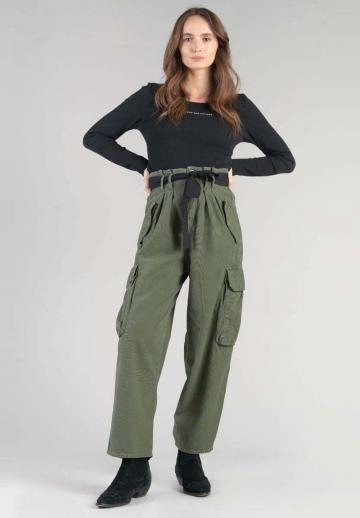 Брюки с накладными карманами