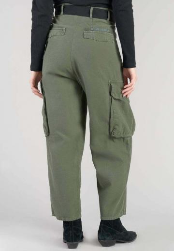 Брюки с накладными карманами