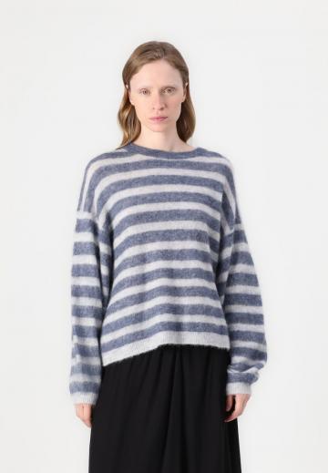 Пуловер в полоску