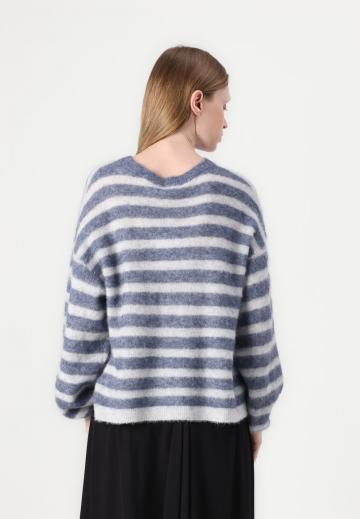 Пуловер в полоску