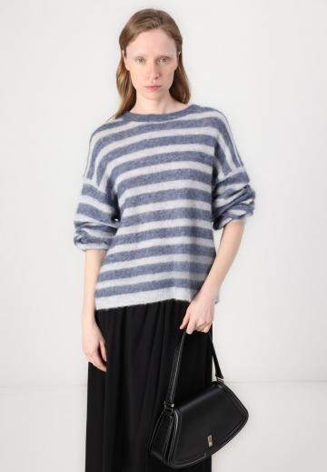 Пуловер в полоску