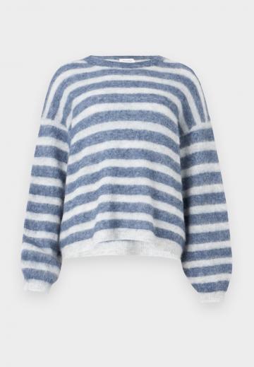 Пуловер в полоску