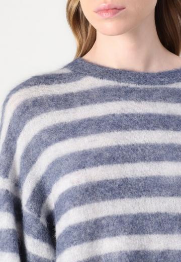 Пуловер в полоску