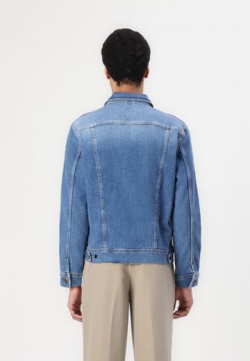 Джинсовая куртка