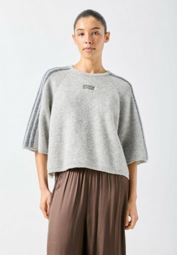 Пуловер в полоску