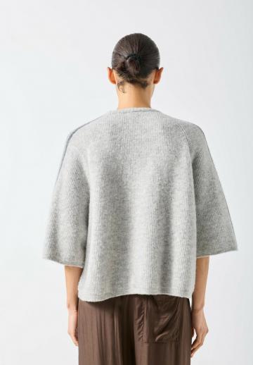 Пуловер в полоску