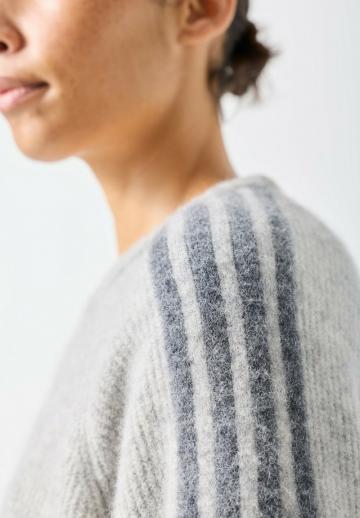 Пуловер в полоску