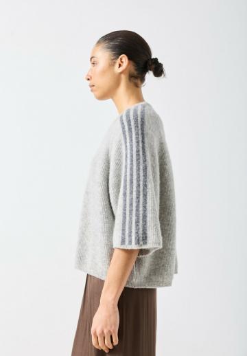 Пуловер в полоску