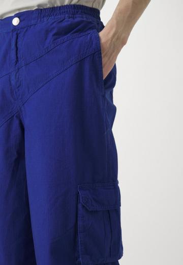 Брюки с накладными карманами