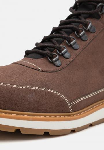 Ботинки на шнуровке