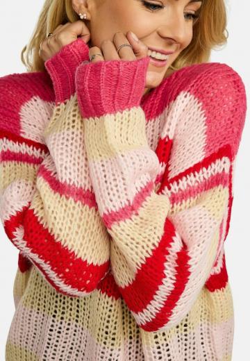 Пуловер в полоску