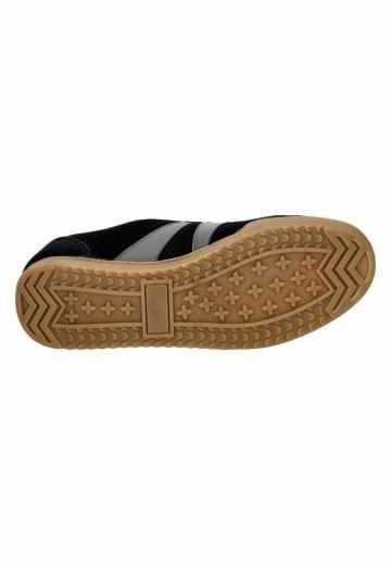 Походные кроссовки