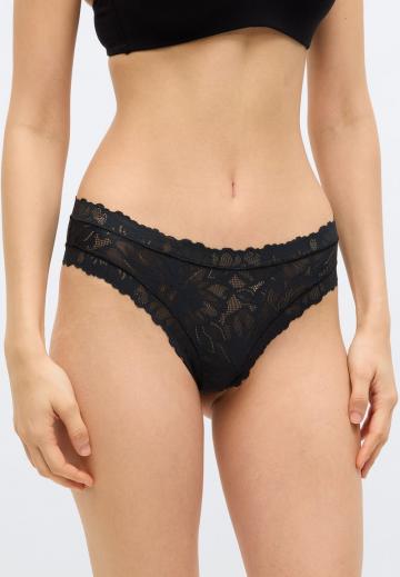 Трусы на бедрах