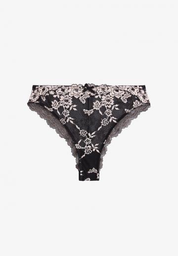 Трусы на бедрах