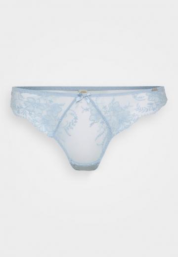 Трусы на бедрах