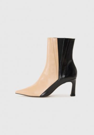 Сапожки на танкетке