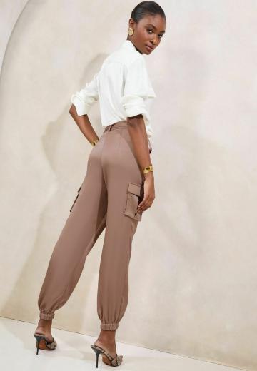 Брюки с накладными карманами