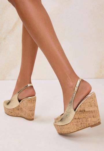 Босоножки на танкетке