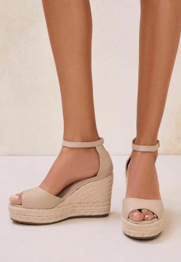 Босоножки на танкетке
