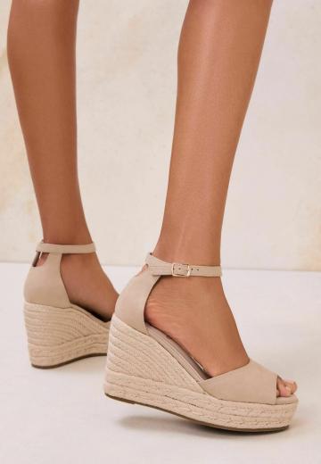 Босоножки на танкетке