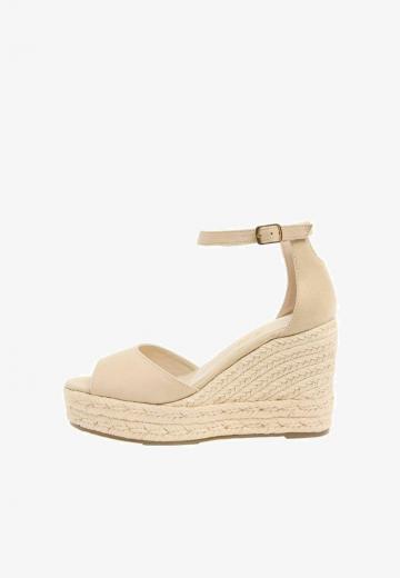 Босоножки на танкетке