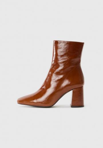 Высокие сапоги