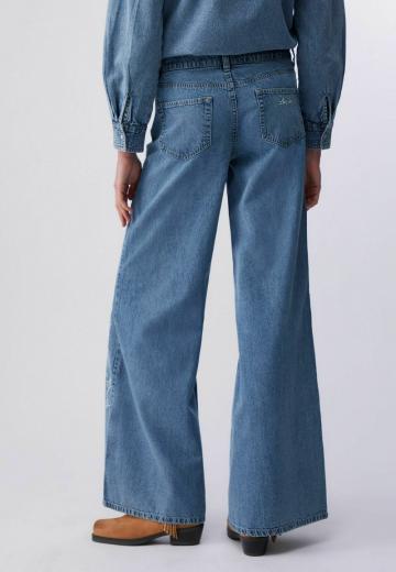Клешеные джинсы