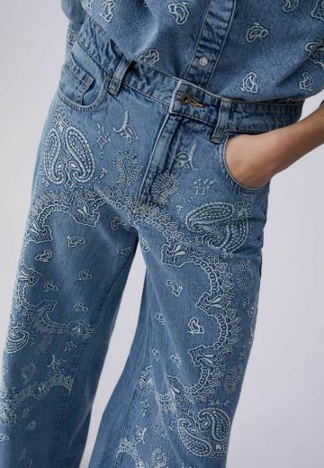 Клешеные джинсы