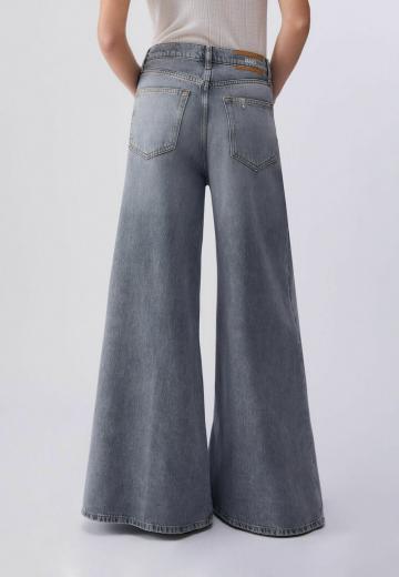 Клешеные джинсы