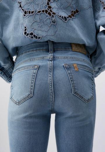 Узкие джинсы