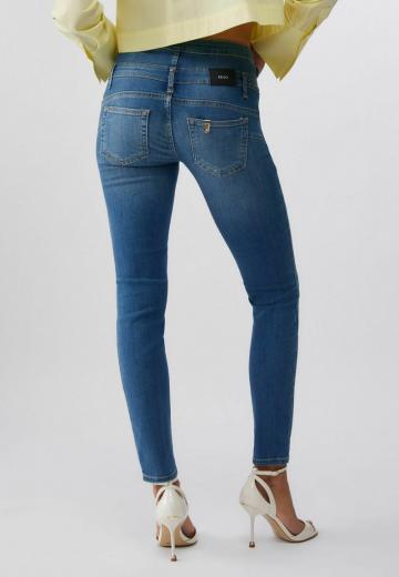 Узкие джинсы