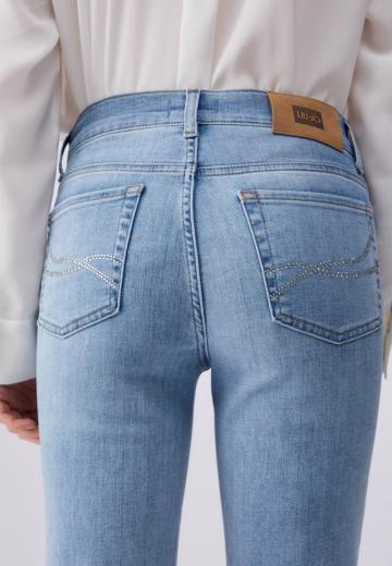 Прямые джинсы