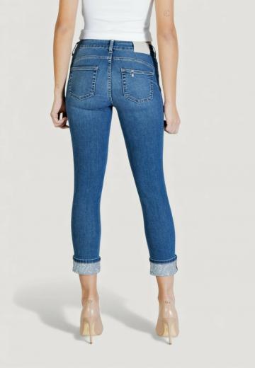 Короткие джинсы