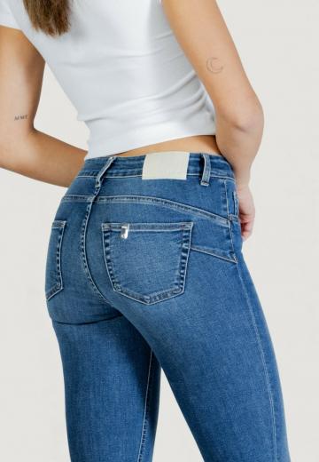 Короткие джинсы