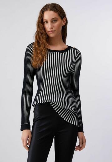 Пуловер в полоску