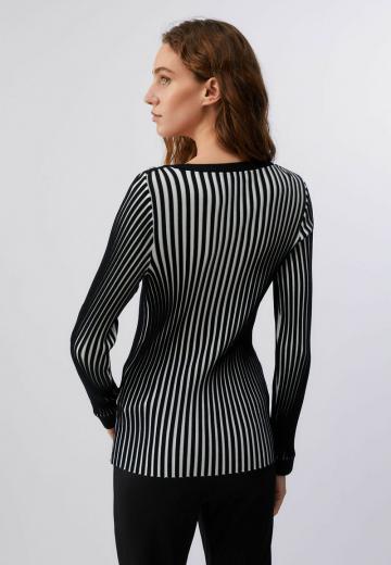 Пуловер в полоску