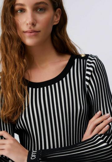 Пуловер в полоску