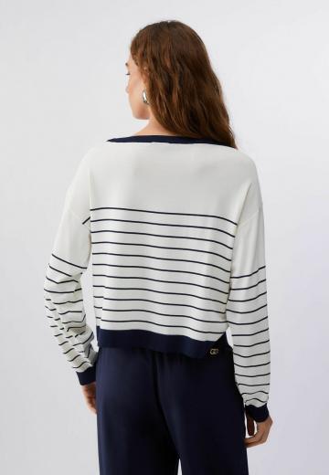 Пуловер в полоску