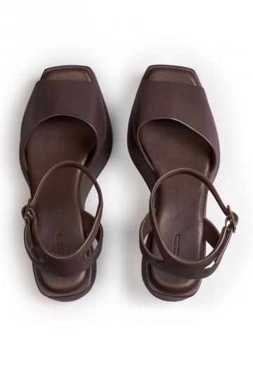 Босоножки на танкетке