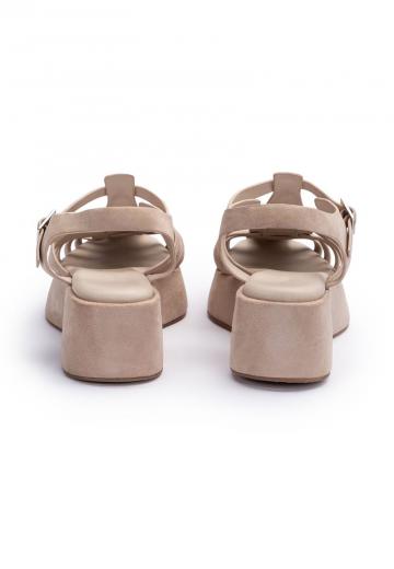 Босоножки на танкетке