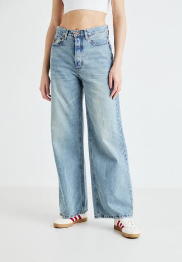 Клешеные джинсы