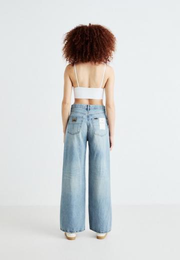 Клешеные джинсы