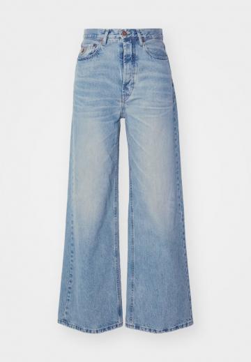 Клешеные джинсы