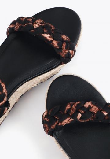 Босоножки на танкетке